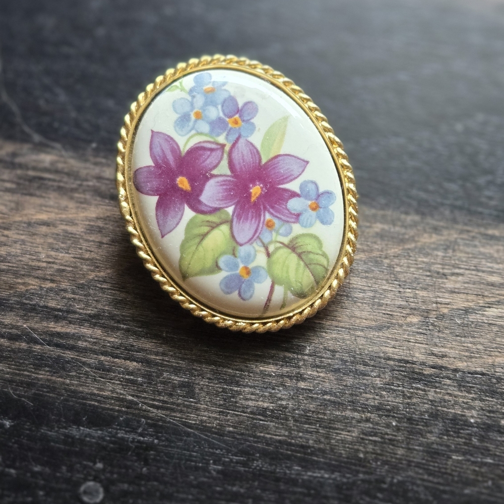 Vintage Gold Brooch with Purple and Blue Floral Design - Picture 3 of 7